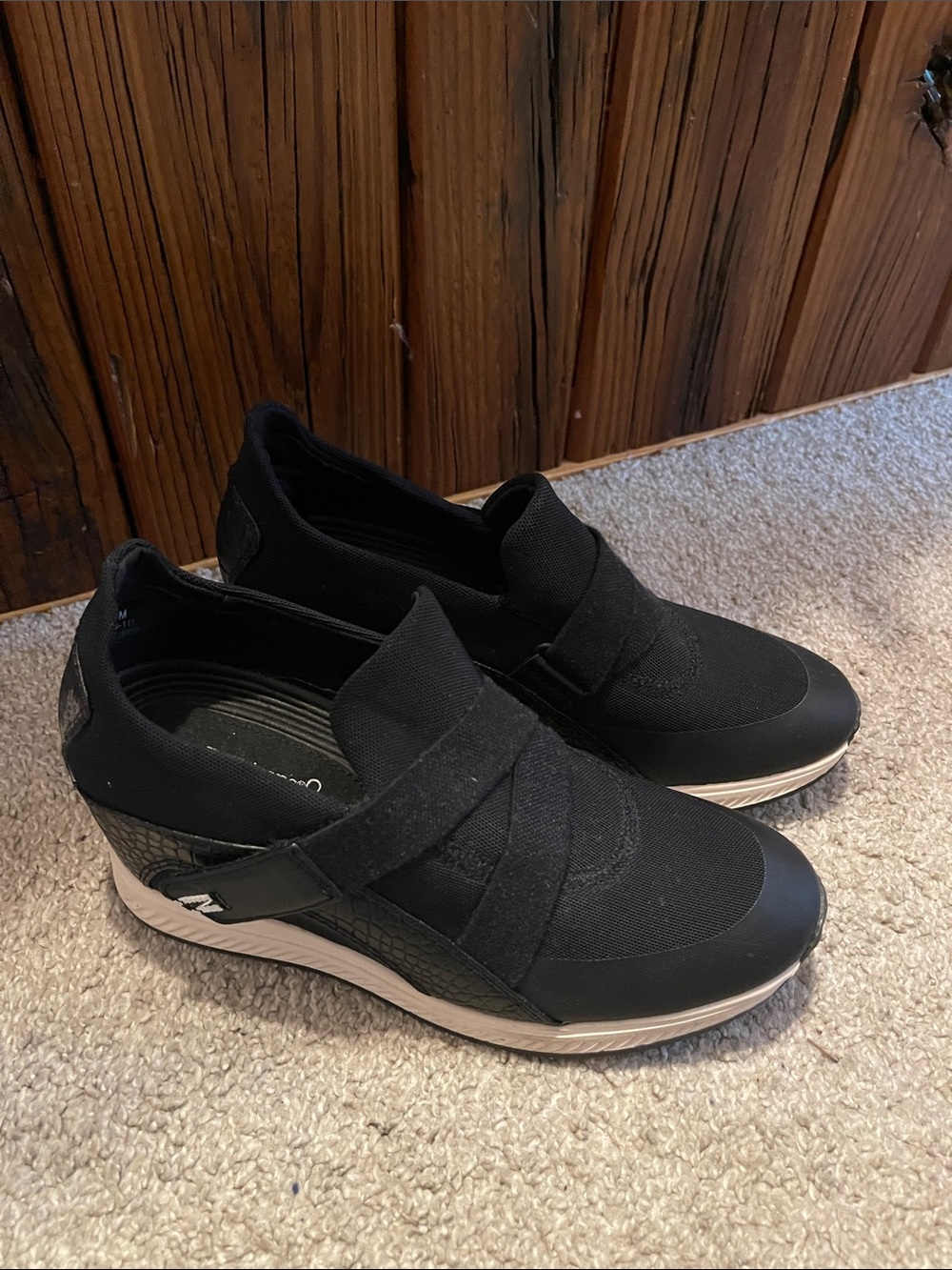 Womens’s Baretraps Johanna wedge